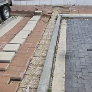אזור מרוצף עם אבנים וכלי עבודה