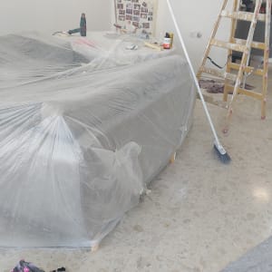 חדר עם סולם, יריעות פלסטיק וכלי עבודה לצביעה