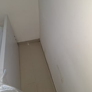 קיר לבן עם כתם קטן בפינה