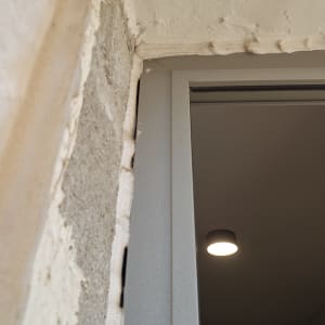 מסגרת דלת עם תאורה פנימית גלויה