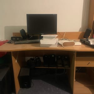 שולחן עבודה עם מחשב, רמקולים וספרים