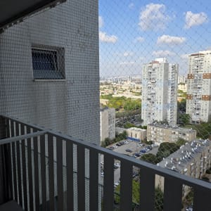 רשת יונים מותקנת על מרפסת בניין גבוה