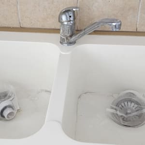 כיור כפול עם ברז נירוסטה ופתחי ניקוז עטופים