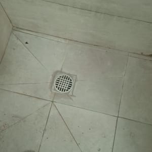 רצפת מקלחת עם ניקוז מרכזי