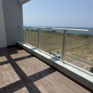 מרפסת עם רצפה רטובה ונוף לים