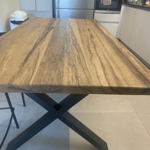 שולחן עץ עם רגלי מתכת בצורת איקס