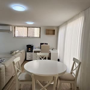 וילון לבן ארוך תלוי על קיר