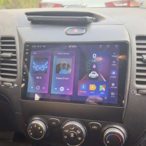 מערכת מולטימדיה ברכב עם מסך מגע ותצוגת רדיו