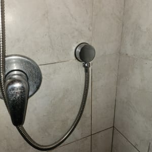 ברז ומקלחת על קיר אריחים