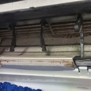 חלק פנימי של מזגן עם לכלוך וחלודה