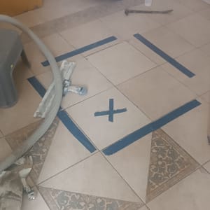 כלי עבודה על רצפה, סרט דבק כחול, צינור, פטיש