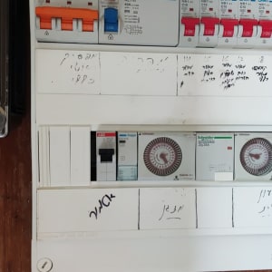 לוח חשמל עם מפסקים ומתגים שונים