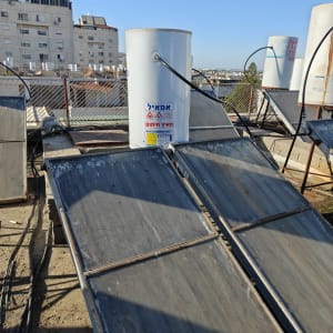 דודי שמש וקולטים על גג בניין