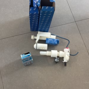 חלקי אינסטלציה על רצפה אפורה
