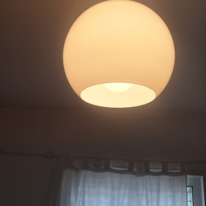 מנורה עגולה תלויה מהתקרה בחדר חשוך