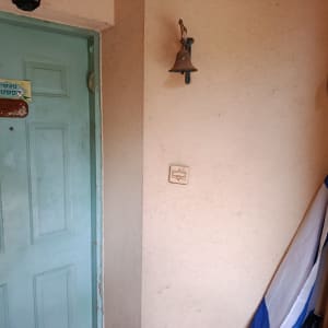 דלת עם שלט, פעמון וקופסת חשמל