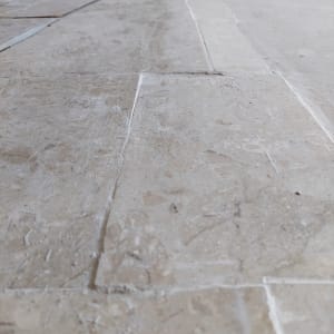 רצפת אריחים עם סימני שיפוץ ולכלוך