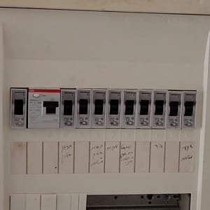 לוח חשמל עם מפסקים ומתגים