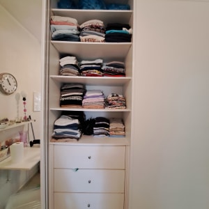 ארון בגדים עם מדפים ומגירות, בגדים מקופלים