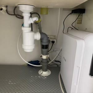 מערכת סינון מים מתחת לכיור עם צנרת וחיבורים