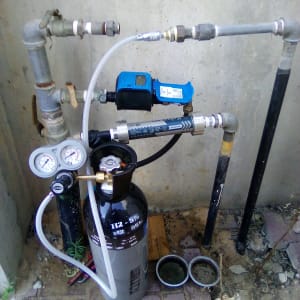 מערכת צינורות ומד לחץ ליד קיר חיצוני