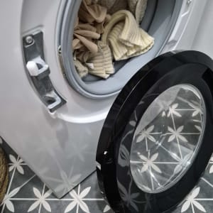 מכונת כביסה עם בגדים בתוף הפתוח