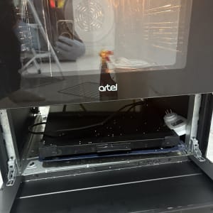 תנור פתוח עם מגש ופירורים, בקבוק תרסיס לניקוי