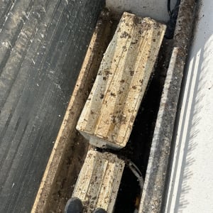 לוחות מלוכלכים עם צינורות, נעליים בתמונה