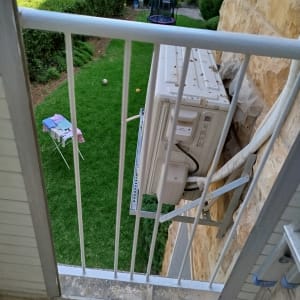 מזגן מותקן על קיר אבן במרפסת