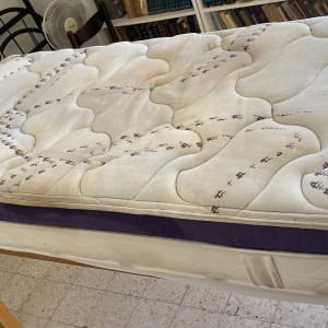 מזרן עם כתמים על שולחן עץ