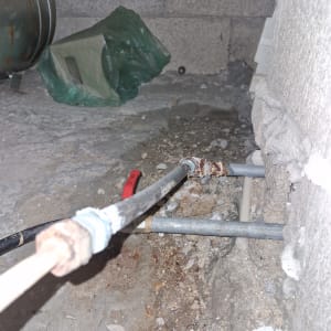 צינור מתכת מחובר לדוד שמש עם חלודה