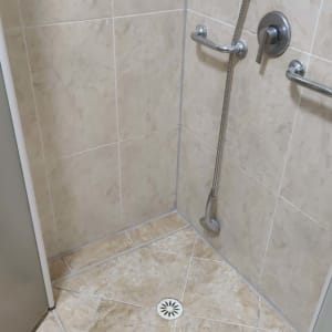 מקלחת עם אריחים וראש מקלחת