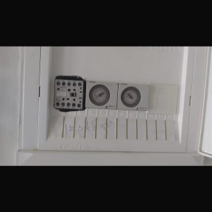 לוח חשמל עם שעוני זמן ומתגים