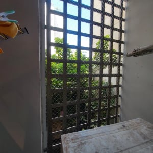 רשת למניעת כניסת יונים בחלון