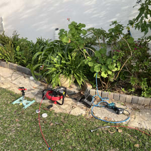 כלים וצינורות לגילוי נזילות בגינה