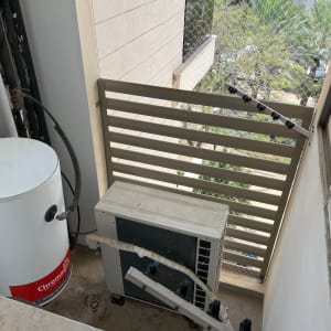 רשת מתכת ומוטות למניעת כניסת יונים במרפסת