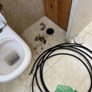 כלים ועבודות אינסטלציה ליד שירותים