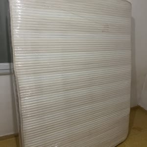 מזרן עטוף בניילון מוכן להובלה