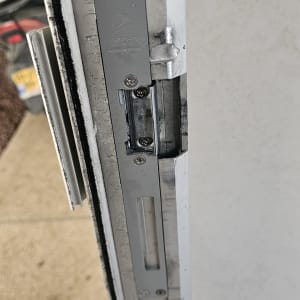 מנעול דלת מתכת עם ברגים מותקנים במסגרת הדלת