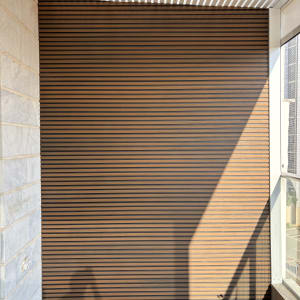 קיר עץ עם פסים אופקיים במרפסת מוארת בשמש