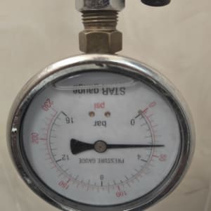 מד לחץ מים עם חיבורים מתכתיים