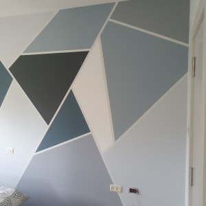 קיר צבוע בצורות גיאומטריות בצבעים שונים