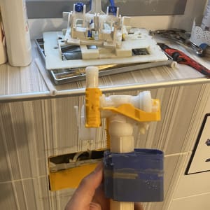 חלקי אינסטלציה וכלים על מדף בחדר אמבטיה