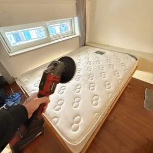 מזרן עם כלי ניקוי על מיטה בחדר שינה