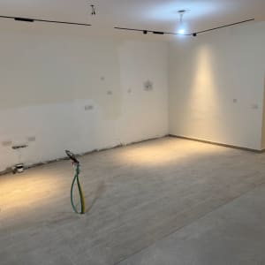 חדר ריק עם קירות צבועים ורצפת אריחים