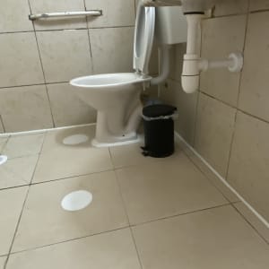 שירותים עם כיור וצנרת בחדר אמבטיה