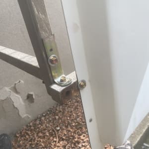 חיבור מתכת עם ברגים על קיר חיצוני