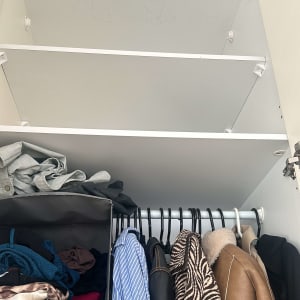 ארון בגדים פתוח עם מדפים ודלתות מתכת