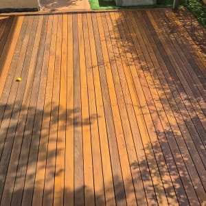 דק עץ חום עם צללים בגינה