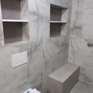 שירותים עם אריחים חדשים ונישות קיר